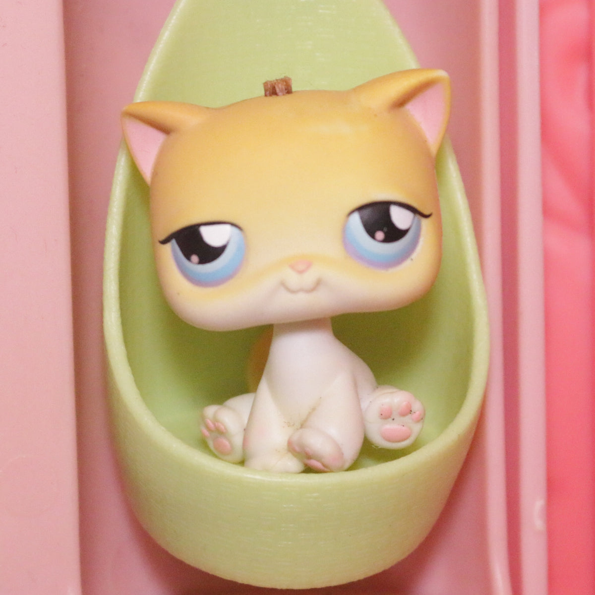 LPS #0042 Sitting Cat (Missing Hair)